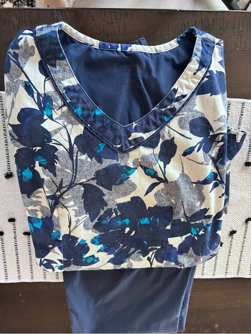 Navy & Ivory XS scrub set-  used good condition